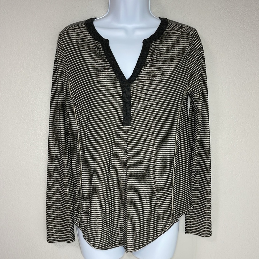 Akemi + Kin Women's Long Sleeve V-Neck Henley Aluna Top Gray Size Small S